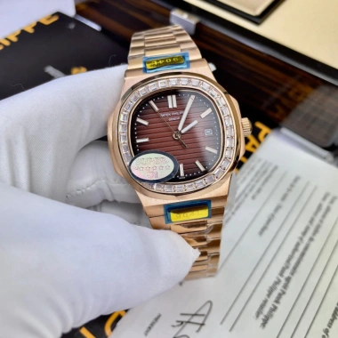 Đồng Hồ Nam Patek PA52 40mm Vỏ Vàng Viền Đá Máy Cơ Automatic Nhật - Tặng Kèm Hộp 13 Đồng Hồ Nam Patek PA52 40mm Vỏ Vàng Viền Đá Máy Cơ Automatic Nhật - Tặng Kèm Hộp 13