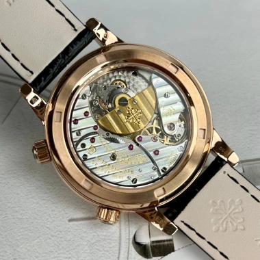 Đồng hồ nam Patek Philippe 6.104R 42mm, dây da cá sấu, máy Cal 240, giảm 22,5 tr 7 Đồng hồ nam Patek Philippe 6.104R 42mm, dây da cá sấu, máy Cal 240, giảm 22,5 tr 7