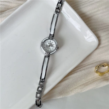 Đồng hồ nữ dây kim loại mặt tròn hiện đại, sang trọng - Giá chỉ 145.000₫ 9 Đồng hồ nữ dây kim loại mặt tròn hiện đại, sang trọng - Giá chỉ 145.000₫ 9