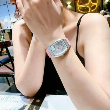Đồng Hồ Nữ Frank V32 Viền Đá Swarovsky, Máy Pin Squart, Kính Saphia Chống Xước, Chống Nước Giá 1,900,000₫