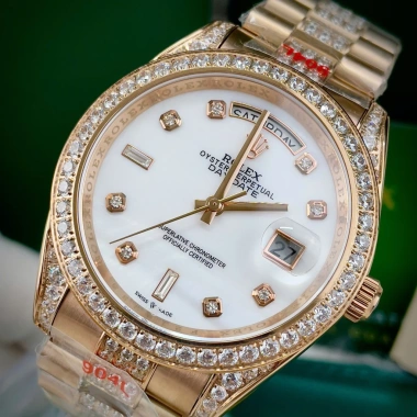 Đồng hồ Rolex full đá CZ mặt khảm trai vàng hồng - Máy cơ Nhật 38-41mm - Giá ưu đãi 2,577,465₫ 4 Đồng hồ Rolex full đá CZ mặt khảm trai vàng hồng - Máy cơ Nhật 38-41mm - Giá ưu đãi 2,577,465₫ 4