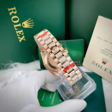 Đồng hồ Rolex full đá CZ mặt khảm trai vàng hồng - Máy cơ Nhật 38-41mm - Giá ưu đãi 2,577,465₫ 8 Đồng hồ Rolex full đá CZ mặt khảm trai vàng hồng - Máy cơ Nhật 38-41mm - Giá ưu đãi 2,577,465₫ 8
