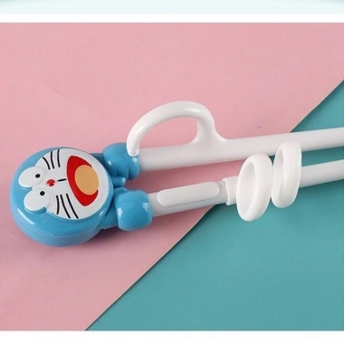 Đũa tập ăn xỏ ngón Doremon cho bé - Giá ưu đãi 18.000 đồng shoptrangmon