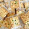 Dưỡng chất 500g Bánh quy kẹp nougat hẹ & hành kem ngậy – Ăn vặt, chỉ 44.000₫ 2