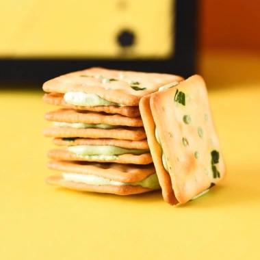 Dưỡng chất 500g Bánh quy kẹp nougat hẹ & hành kem ngậy – Ăn vặt, chỉ 44.000₫