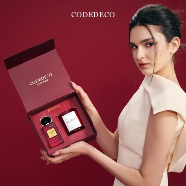 ELEGANCE GIFT SET CODEDECO - Set quà tặng giới hạn: Nước hoa 50ml + Nến thơm 205gr, giảm giá hấp dẫn 9 ELEGANCE GIFT SET CODEDECO - Set quà tặng giới hạn: Nước hoa 50ml + Nến thơm 205gr, giảm giá hấp dẫn 9
