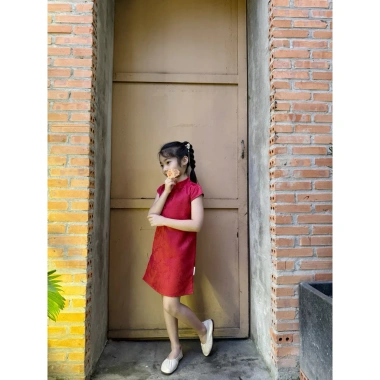 EMRI HOUSE Sườn xám gấm ép hoa nổi - Đồ Tết cho bé gái, giảm 18% chỉ 104.300₫ 5