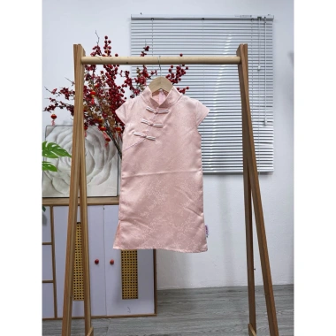 EMRI HOUSE Sườn xám gấm ép hoa nổi - Đồ Tết cho bé gái, giảm 18% chỉ 104.300₫ 7