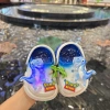 FOM NHỎ Đèn Dép Sục Khủng Long Vẩy Sơn êm Chân Bé Dino Story MONKIDS-2.025 85.000 2