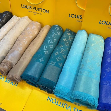 FULL BOX Khăn Choàng Be Nhạt Ánh Vàng 140x140cm - Lụa Cashimer, Nhãn Hiệu, Giá 343k, Hàng Có Sẵn