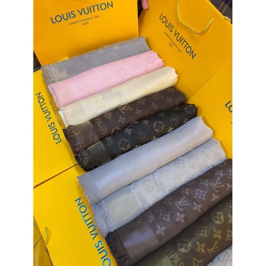 FULL BOX Khăn Choàng Be Nhạt Ánh Vàng 140x140cm - Lụa Cashimer, Nhãn Hiệu, Giá 343k, Hàng Có Sẵn 8 FULL BOX Khăn Choàng Be Nhạt Ánh Vàng 140x140cm - Lụa Cashimer, Nhãn Hiệu, Giá 343k, Hàng Có Sẵn 8