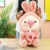 Gấu bông lợn hồng đội mũ thỏ dâu tây – Uống trà sữa, size 30‑55cm, chỉ 99.000đ 3