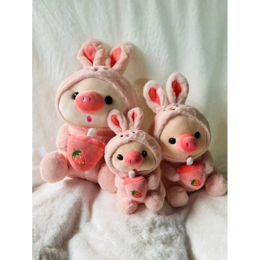 Gấu bông lợn hồng đội mũ thỏ dâu tây – Uống trà sữa, size 30‑55cm, chỉ 99.000đ 4