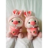 Gấu bông lợn hồng đội mũ thỏ dâu tây – Uống trà sữa, size 30‑55cm, chỉ 99.000đ 5