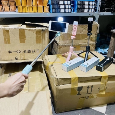Gậy chụp ảnh 3 chân có đèn LED và remote, xoay đa góc selfie - Giá 45.000₫