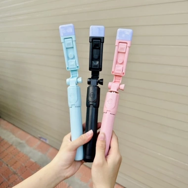 Gậy chụp ảnh 3 chân có đèn LED và remote, xoay đa góc selfie - Giá 45.000₫