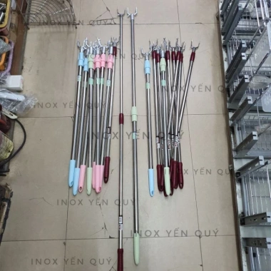 Gậy lấy quần áo dài 1.5m – Treo đồ nhanh cho nhà cao tầng, chung cư, chuồng cọp, chỉ 45.000₫ 3 Gậy lấy quần áo dài 1.5m – Treo đồ nhanh cho nhà cao tầng, chung cư, chuồng cọp, chỉ 45.000₫ 3