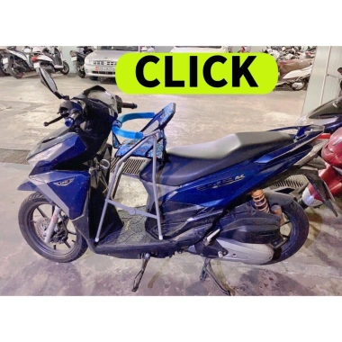 Ghế ngồi xe CLICK sắt sơn xám có dây đai 100x4cm – An toàn, tiện lợi cho bé