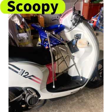 Ghế ngồi xe SCOOPY sắt sơn tĩnh điện xám có dây đai 100x4cm An toàn cho bé