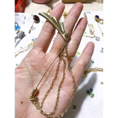 Ghim cài áo dáng dài chất liệu bền, chỉ 20.000đ, giảm, phù hợp mọi trang phục 2 Ghim cài áo dáng dài chất liệu bền, chỉ 20.000đ, giảm, phù hợp mọi trang phục 2