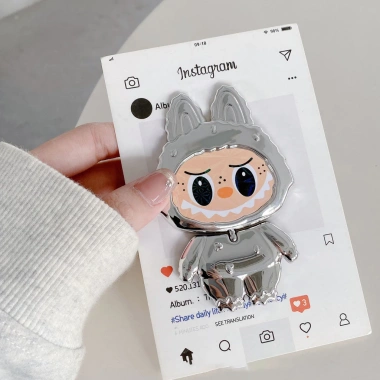 Giá đỡ điện thoại Labubu xoay 360° kèm gương trang điểm mini gấp gọn cho iPhone Samsung OPPO Xiaomi Huawei chỉ 42.800₫