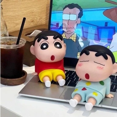 Giá Đỡ Điện Thoại Shin Cute - Kệ Xem Phim, Livestream, Trang Trí Bàn Học, Bàn Làm Việc, Giá Chỉ 25.000