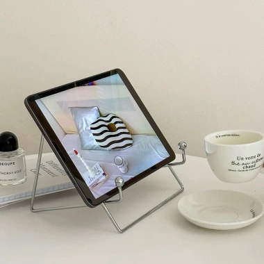 Giá Đựng Điện Thoại Ipad Kim Loại COLEEN – Bàn Học, Trang Trí Basic Giá 25.000 VNĐ 4 Giá Đựng Điện Thoại Ipad Kim Loại COLEEN – Bàn Học, Trang Trí Basic Giá 25.000 VNĐ 4