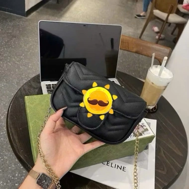 Giá sốc Túi đeo chéo kẹp nách cầm tay Logo tim vàng, lót đỏ, size 18, 99.000đ