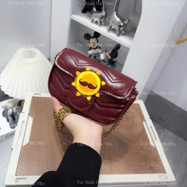 Giá sốc Túi đeo chéo kẹp nách cầm tay Logo tim vàng, lót đỏ, size 18, 99.000đ