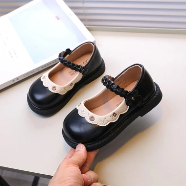Giày bé gái mùa thu 2.026 PU mềm mại, đế bệt, thêu pha lê thời trang - 278k 4 Giày bé gái mùa thu 2.026 PU mềm mại, đế bệt, thêu pha lê thời trang - 278k 4