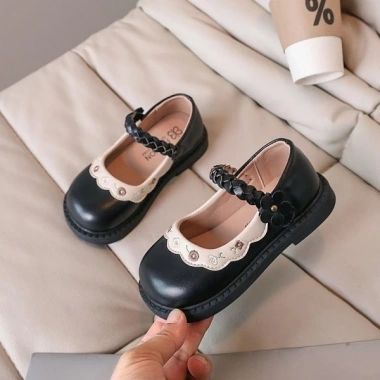 Giày bé gái mùa thu 2.026 PU mềm mại, đế bệt, thêu pha lê thời trang - 278k 10 Giày bé gái mùa thu 2.026 PU mềm mại, đế bệt, thêu pha lê thời trang - 278k 10