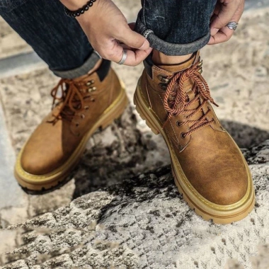 Giày Boot Nam Cao Cổ Combat Đế Cao Su Đúc BCC18 Màu Nâu - Phong Cách Cá Tính, Mạnh Mẽ - Giá 899.500₫