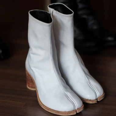 Giày boot nam Walker 813W trắng - Da cao cấp, thiết kế hiện đại, giá 13 triệu 7 Giày boot nam Walker 813W trắng - Da cao cấp, thiết kế hiện đại, giá 13 triệu 7