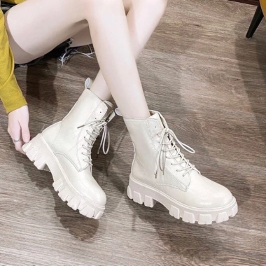 Giày boot trắng da cao cấp, phong cách hiện đại, giảm giá sốc còn 650.000 VND