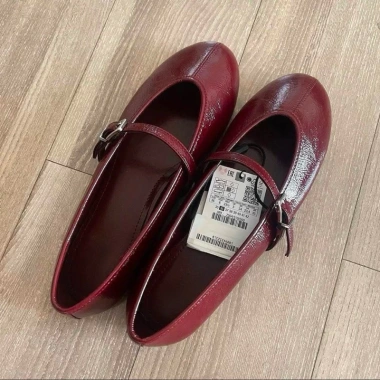 Giày búp bê Z mũi tròn quai khoá ngang đỏ đô, đế bệt 1cm, phong cách Mary Jane năng động - Giá chỉ 269.000₫