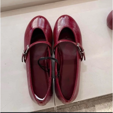 Giày búp bê Z mũi tròn quai khoá ngang đỏ đô, đế bệt 1cm, phong cách Mary Jane năng động - Giá chỉ 269.000₫