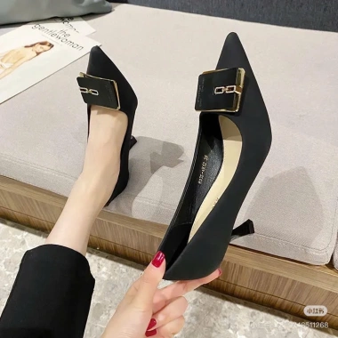 Giày cao gót nhọn 5 phân công sở nữ Doudouwu HK cao cấp BQ25 - Mũi nhọn, khuy vuông, đính đá, chỉ 400.000₫