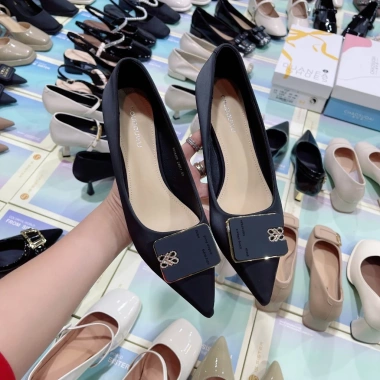 Giày cao gót nhọn 5 phân công sở nữ Doudouwu HK cao cấp BQ25 - Mũi nhọn, khuy vuông, đính đá, chỉ 400.000₫