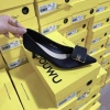 Giày cao gót nhọn 5 phân công sở nữ Doudouwu HK cao cấp BQ25 - Mũi nhọn, khuy vuông, đính đá, chỉ 400.000₫ 9