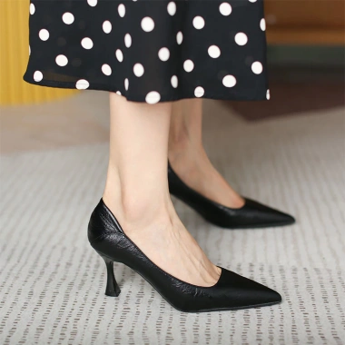 Giày cao gót nữ SWEETC mũi nhọn da mềm: Thời trang công sở, giá ưu đãi 203.040đ 2 Giày cao gót nữ SWEETC mũi nhọn da mềm: Thời trang công sở, giá ưu đãi 203.040đ 2