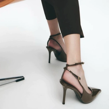 Giày cao gót Z nữ mũi nhọn da bóng, quai chéo thanh mảnh, 9cm, giá 309.000 5 Giày cao gót Z nữ mũi nhọn da bóng, quai chéo thanh mảnh, 9cm, giá 309.000 5