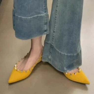 Giày denim mũi nhọn đế bệt – phong cách dạ hội da lộn kèm váy, chỉ 219.520₫
