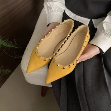Giày denim mũi nhọn đế bệt – phong cách dạ hội da lộn kèm váy, chỉ 219.520₫