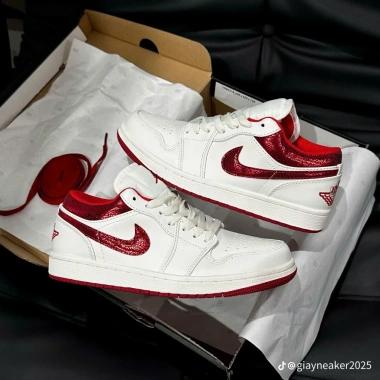 Giày Jordan 1 Low Sail/Varsity Red HJ9.338-106 chính hãng, cho nam nữ, giá 2.55 triệu Flex Shoes 3 Giày Jordan 1 Low Sail/Varsity Red HJ9.338-106 chính hãng, cho nam nữ, giá 2.55 triệu Flex Shoes 3