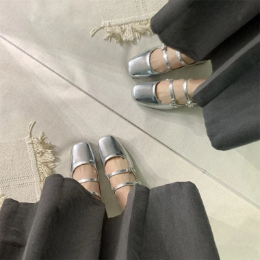 Giày Mary Jane nữ mũi vuông 2 quai ngang, đế cao 4cm dày, màu đen/bạc - Giá 299.000₫ 3 Giày Mary Jane nữ mũi vuông 2 quai ngang, đế cao 4cm dày, màu đen/bạc - Giá 299.000₫ 3