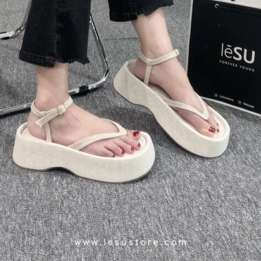 Giày sandal đế xuồng xỏ ngón - Ảnh tự chụp, giá 510.000đ, giảm 122.400đ, thoải mái 3 Giày sandal đế xuồng xỏ ngón - Ảnh tự chụp, giá 510.000đ, giảm 122.400đ, thoải mái 3