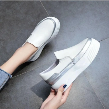 Giày sneaker đế bánh mì tăng chiều cao, tặng kèm nước hoa - Giá chỉ 900.000₫