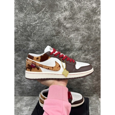 Giày sneaker J1 nâu ngựa cao 2.026 nam nữ – Phong cách Tết, giảm còn 768k 3 Giày sneaker J1 nâu ngựa cao 2.026 nam nữ – Phong cách Tết, giảm còn 768k 3