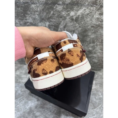 Giày sneaker J1 nâu ngựa cao 2.026 nam nữ – Phong cách Tết, giảm còn 768k 5 Giày sneaker J1 nâu ngựa cao 2.026 nam nữ – Phong cách Tết, giảm còn 768k 5