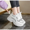 Giày sneaker nữ tăng chiều cao 6cm viền phản quang thời trang hiện đại 832.500₫ 5